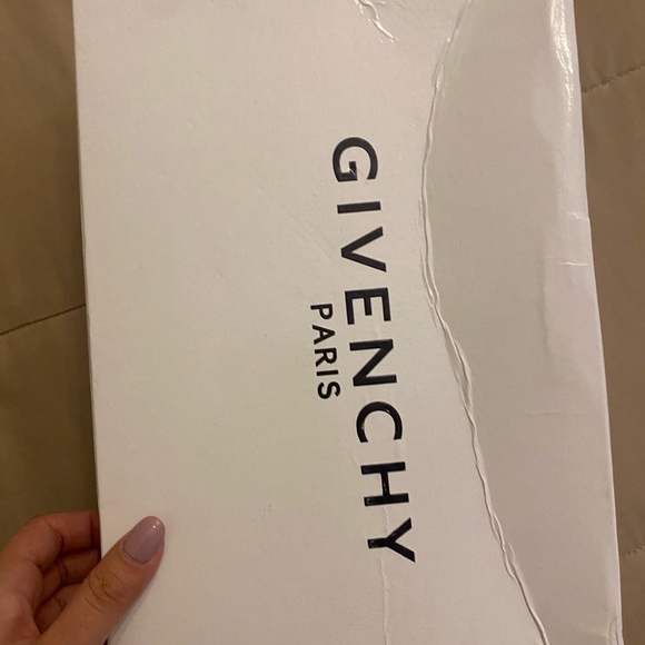 Givenchy - Picture 4 of 4